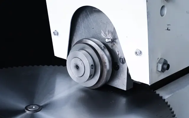 roll tensioning of a circular saw blade